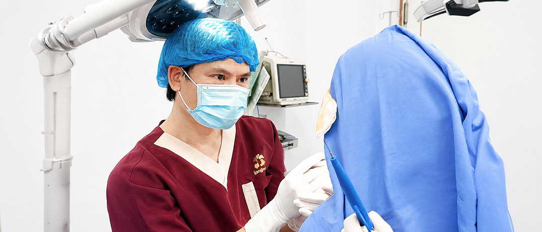 Bác sĩ luân phiên thăm khám và tư vấn cho khách hàng tại Viện thẩm mỹ Kangnam Cần Thơ
