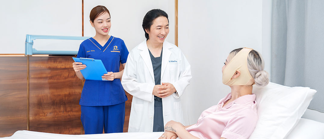 Bác sĩ luân phiên thăm khám và tư vấn cho khách hàng tại Viện thẩm mỹ Kangnam Nghệ An