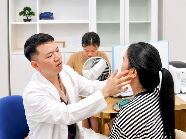 Bác sĩ tư vấn cho khách hàng tại Viện thẩm mỹ Kangnam Nghệ An trước khi thực hiện thẩm mỹ