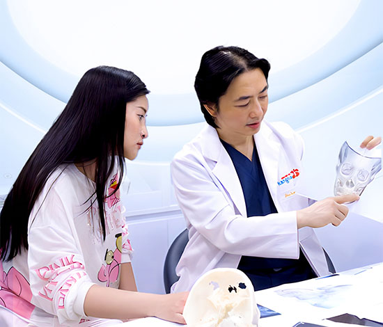 khách hàng đang được bác sĩ tư vấn về dịch vụ tại kangnam