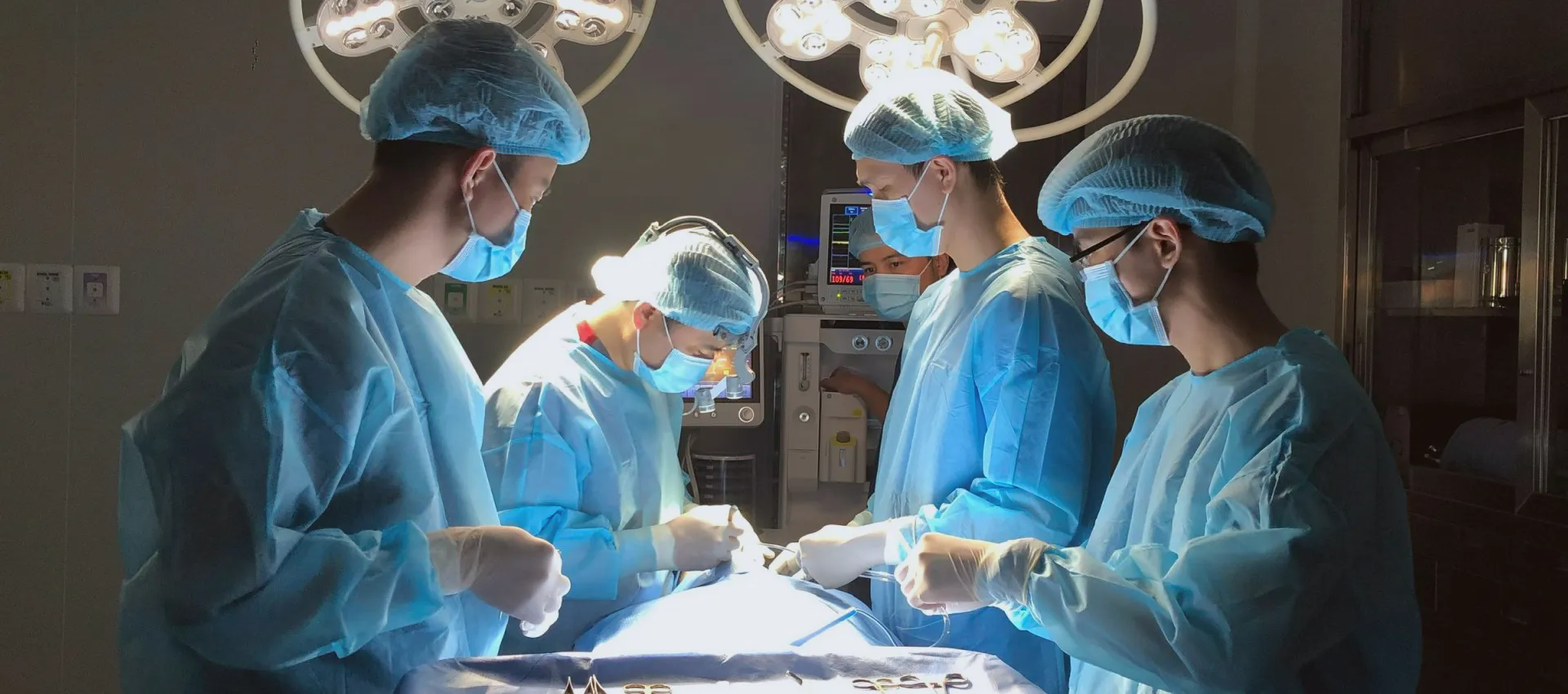 Đội ngũ chuyên gia với kiến thức chuyên môn sâu rộng