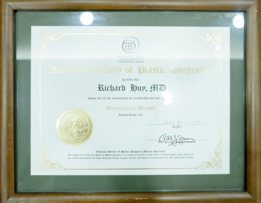 Bằng chứng nhận thành viên Quốc tế của Hiệp hội bác sĩ phẫu thuật thẩm mỹ Hoa Kỳ
