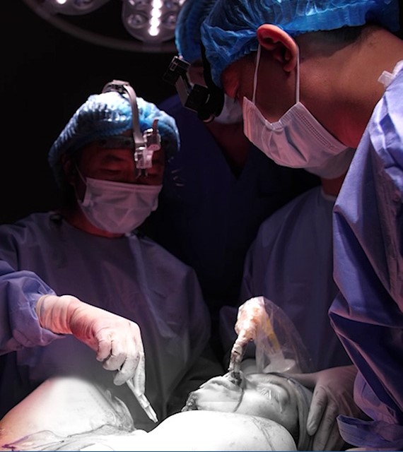 DIỆU LINH NUÔI CẤY DA MỚI Ở VÙNG CẮT BỎ SẸO