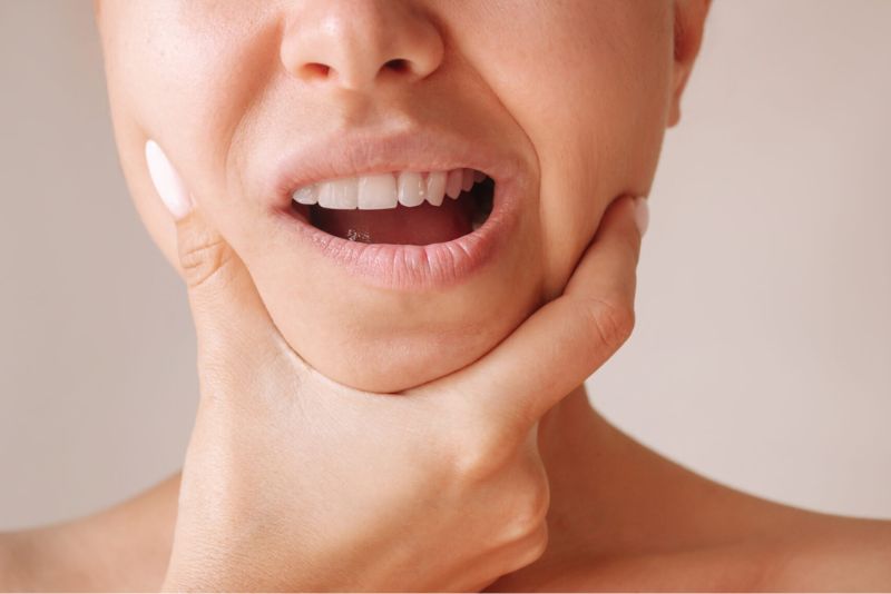 Tránh mở miệng quá to