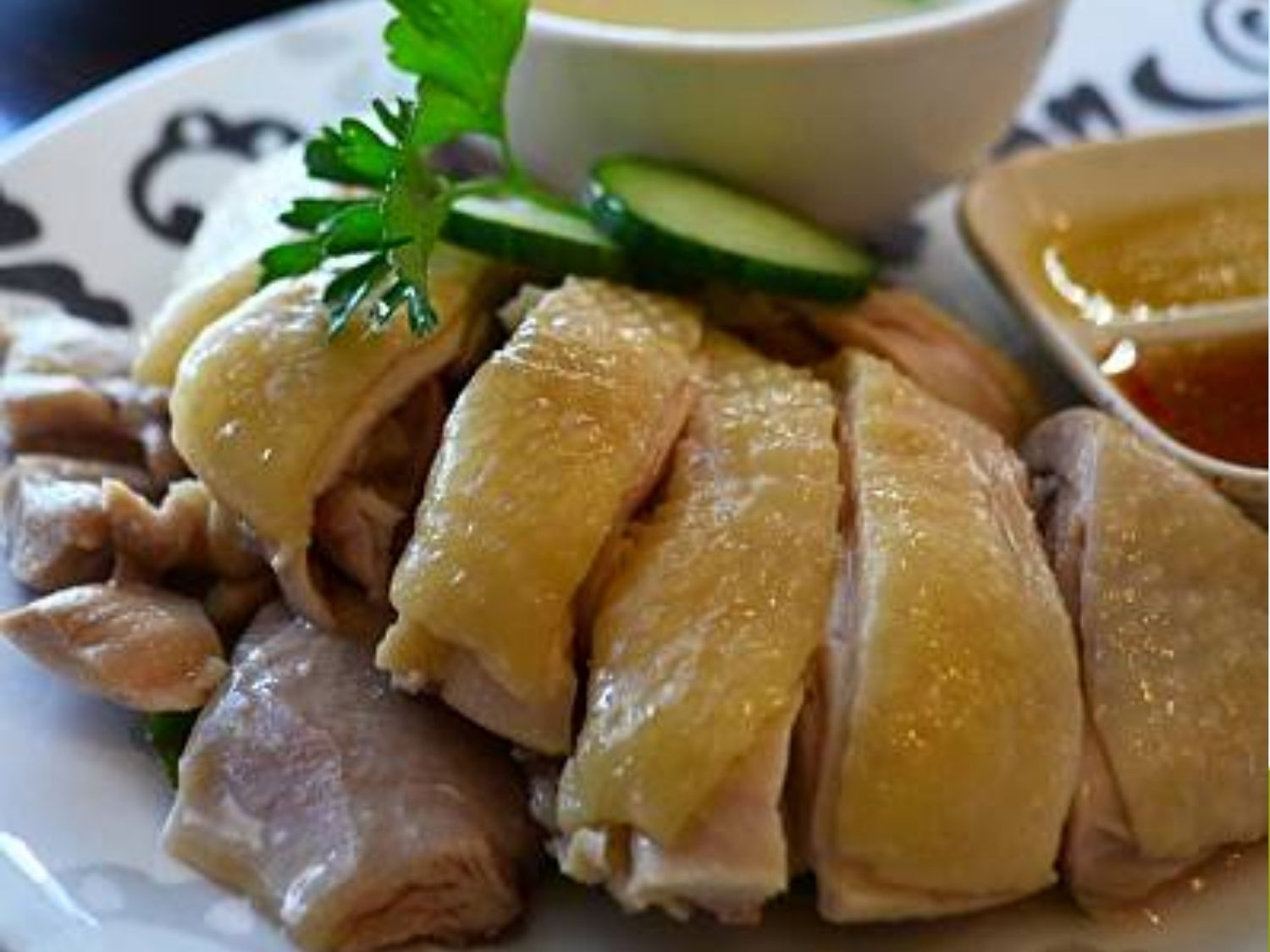 Cơ địa dễ dị ứng hoặc dễ hình thành sẹo nên tránh ăn thịt gà, đặc biệt là da gà