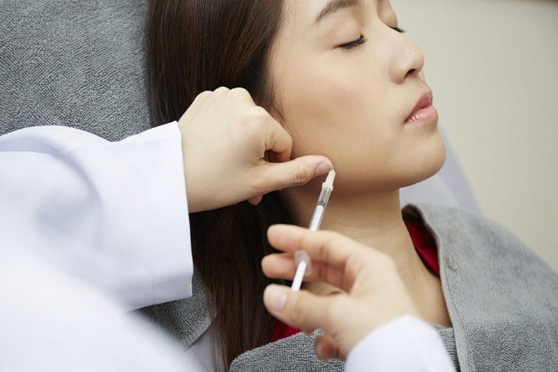 sưng đau tại vị trí tiêm, mỏi hàm, chóng mặt là những biểu hiện có thể gặp sau tiêm botox gọn hàm