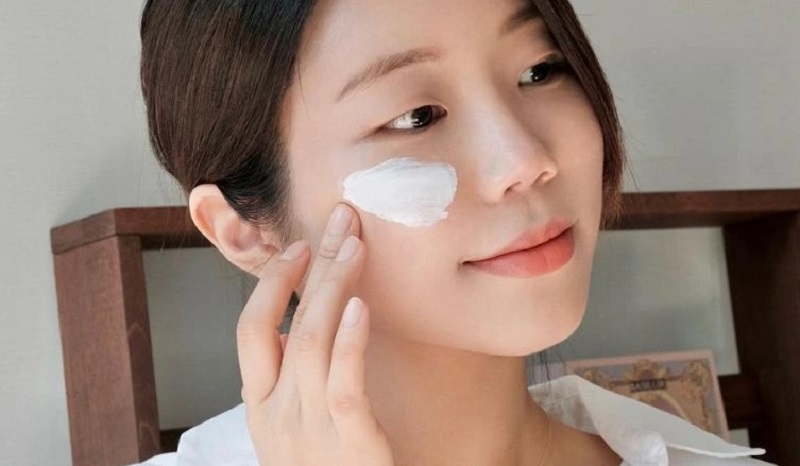 Thoa kem chống nắng trước khi ra ngoài để bảo vệ da