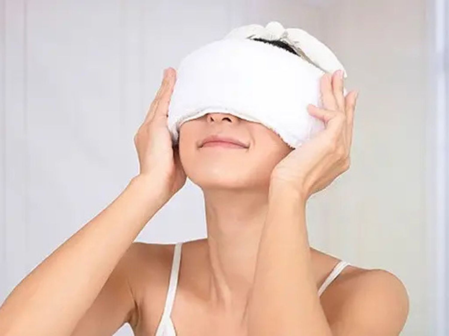 Khách hàng sử dụng túi chườm lạnh chuyên dụng để làm giảm thiểu sưng tấy vùng lấy mỡ mắt