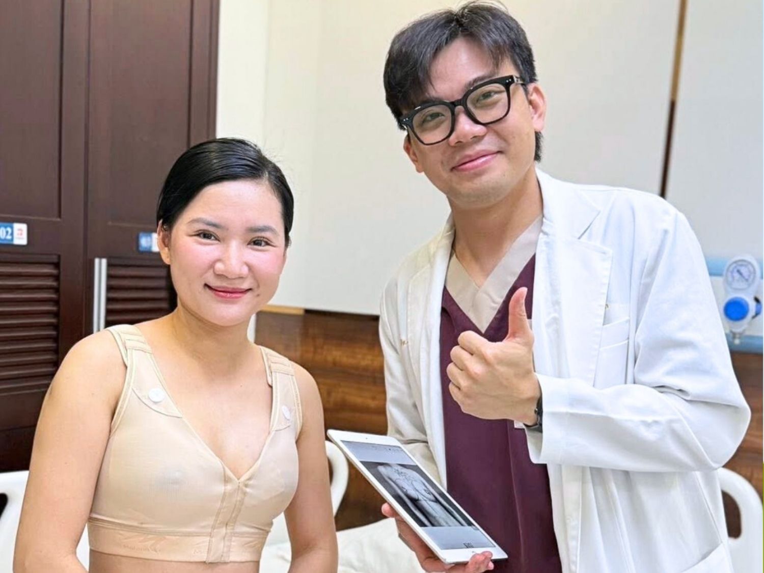 khách hàng hồi phục ổn định sau nâng ngực tại Kangnam và được bác sĩ tư vấn chế độ dinh dưỡng phù hợp