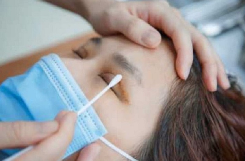 Vệ sinh mí mắt sạch sẽ sau cắt mí