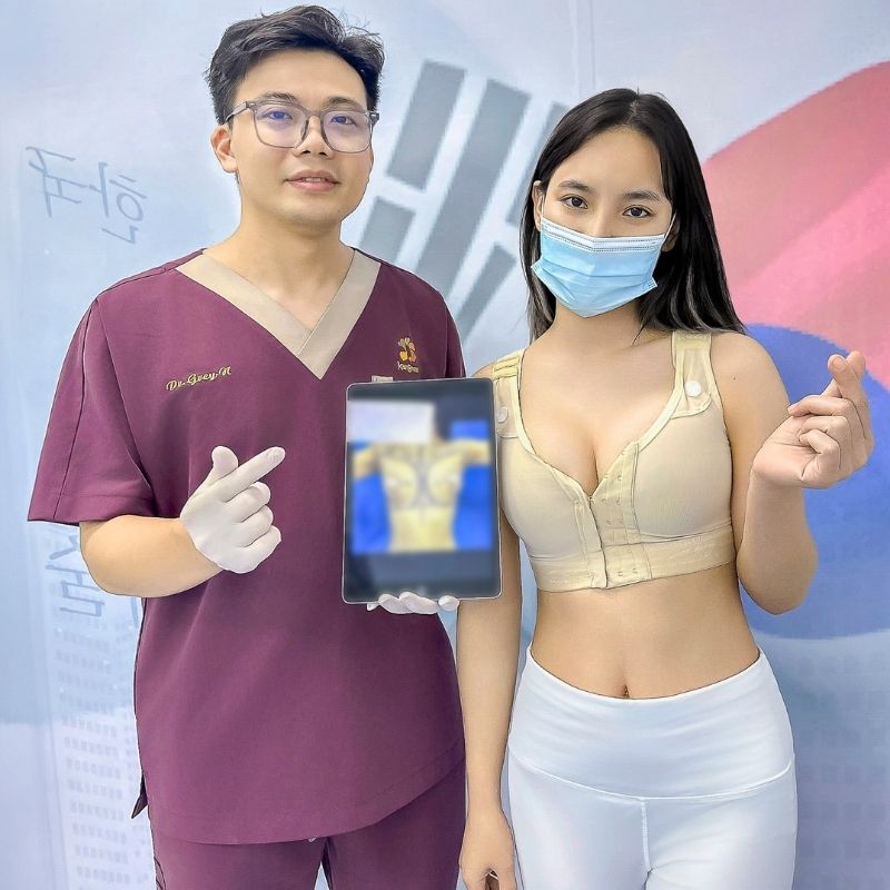 Bác sĩ luôn theo sát khách hàng sau khi thực hiện dịch vụ