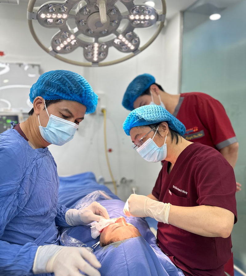TS. BS Richard Huy thwjchieenj nhiều ca mũi phức tạp