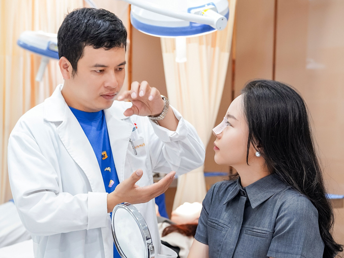 Bác sĩ Chí đang tư vấn hậu phẫu cho khách hàng nâng mũi tại Kangnam