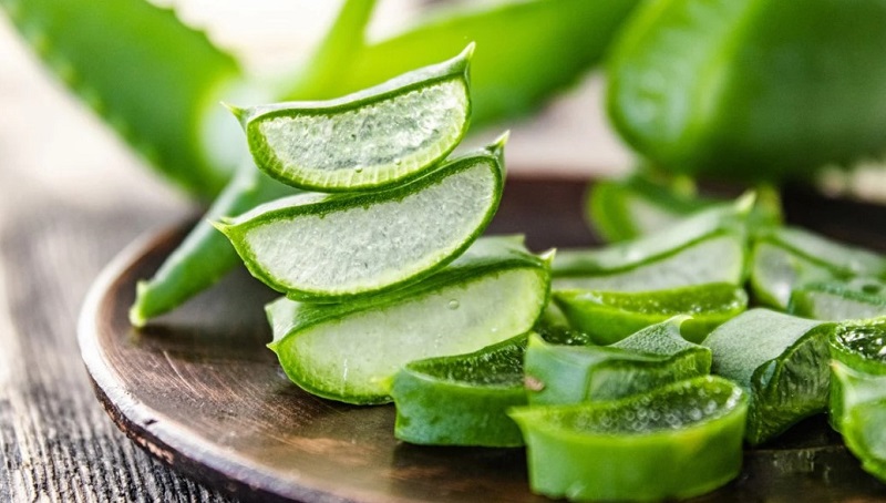Đắp mặt nạ nha đam để giúp da mặt săn chắc
