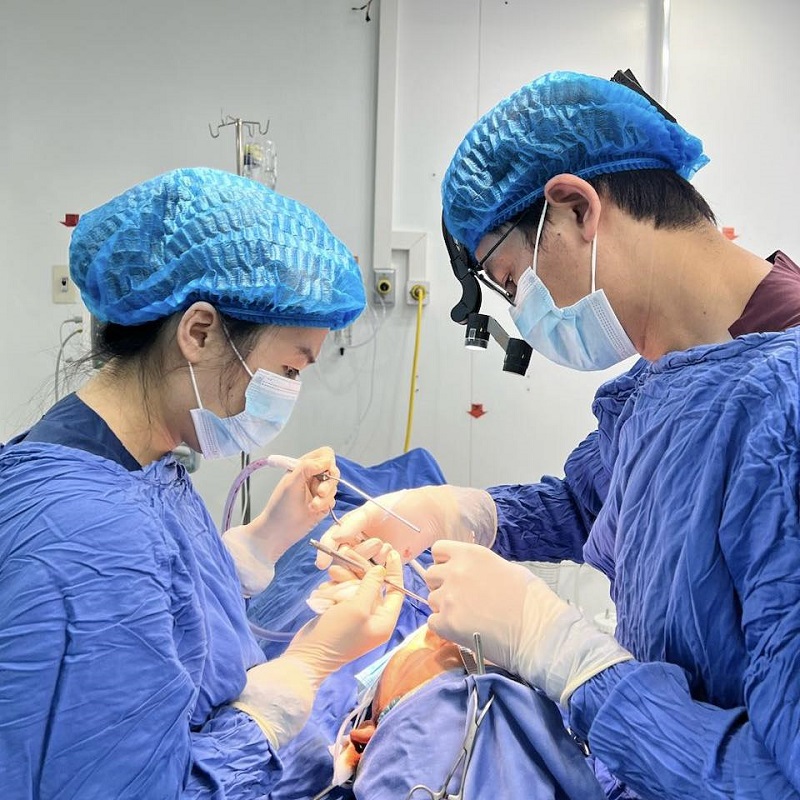 Bác sĩ cắt da thừa mí mắt tại theo quy trình chuẩn Y khoa