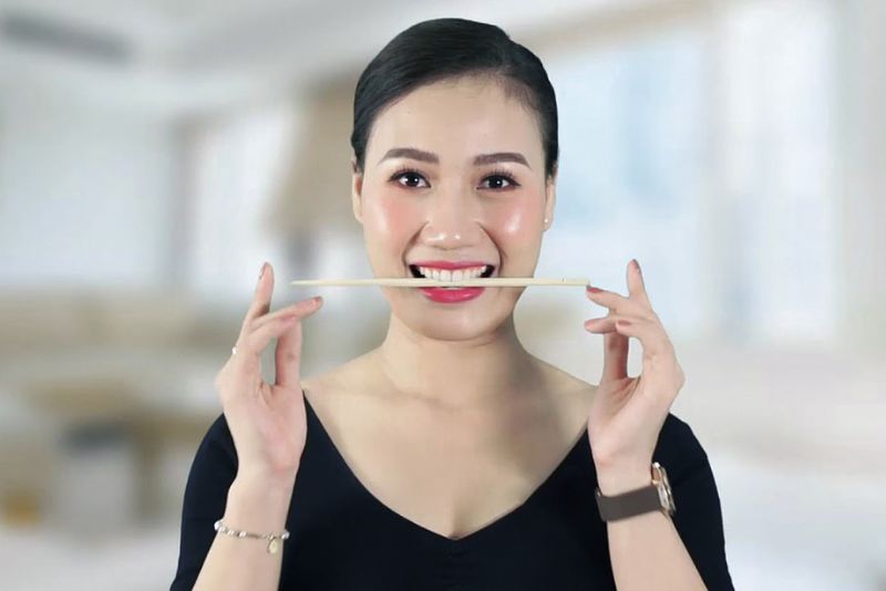 Tập ngậm đũa cười