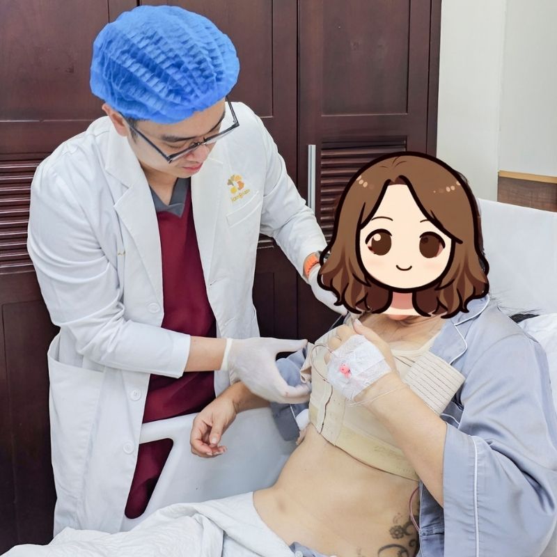 Bác sĩ thăm khám sau nâng ngực