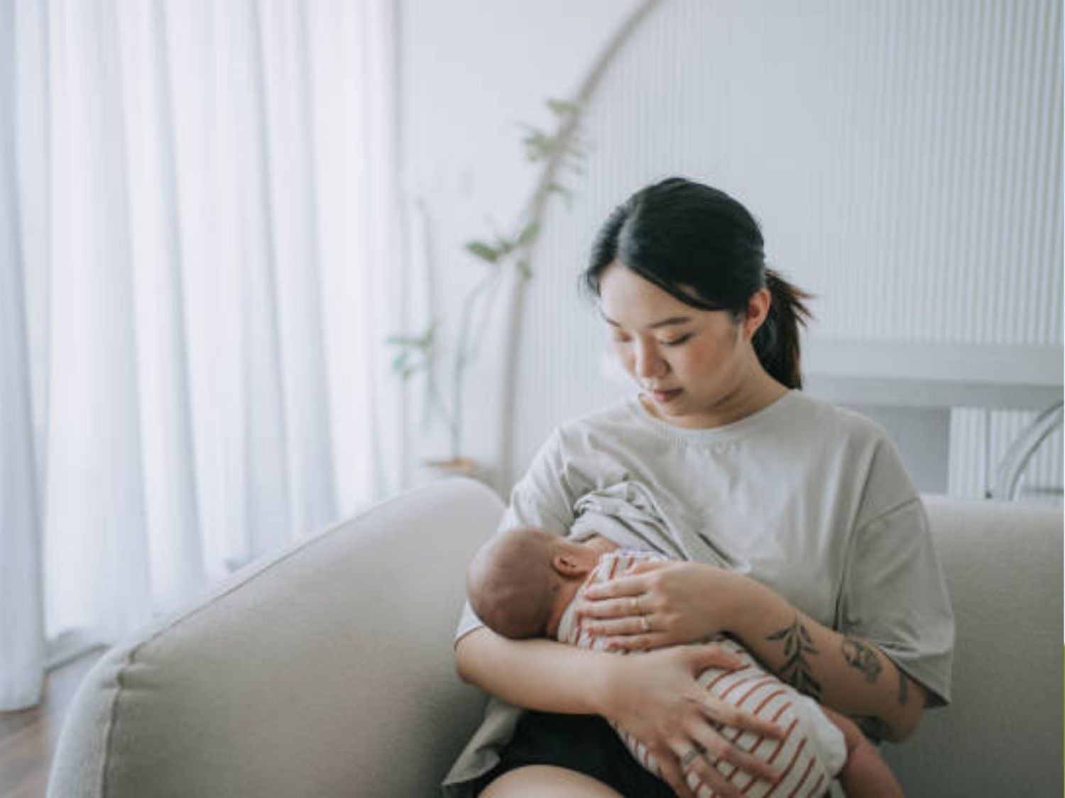 Bú no và tự nhả vú sau mỗi cữ là dấu hiệu đủ sữa
