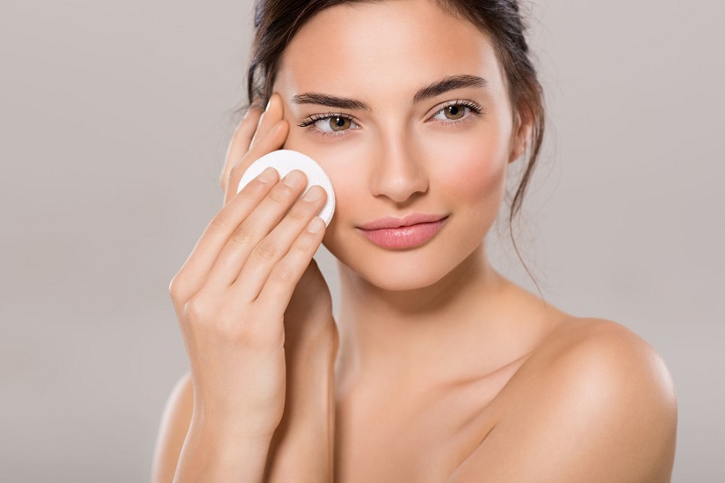 Vệ sinh vùng tiêm filler sạch sẽ bằng nước muối sinh lý