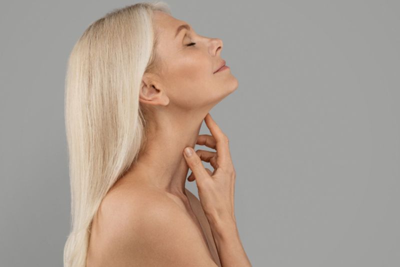 Bài tập nâng cằm cho gương mặt cân đối