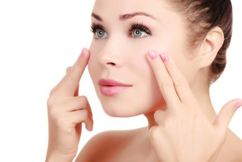 Xoa bóp vùng da đã tiêm botox để cơ mặt thư giãn