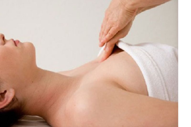 Sau khi vết thương lành, massage nhẹ nhàng giúp ngực mềm mại và tự nhiên hơn