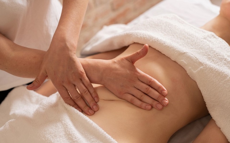 Massage sau hút mỡ bụng giúp tăng cường lưu thông máu