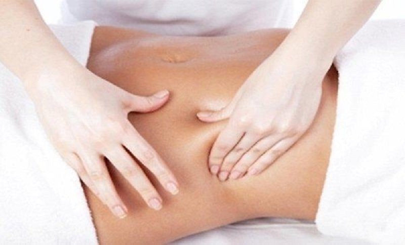 Thực hiện massage bụng theo hướng dẫn của bác sĩ và điều dưỡng