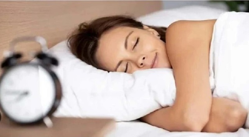 Nên ngủ đủ giấc và đúng giờ