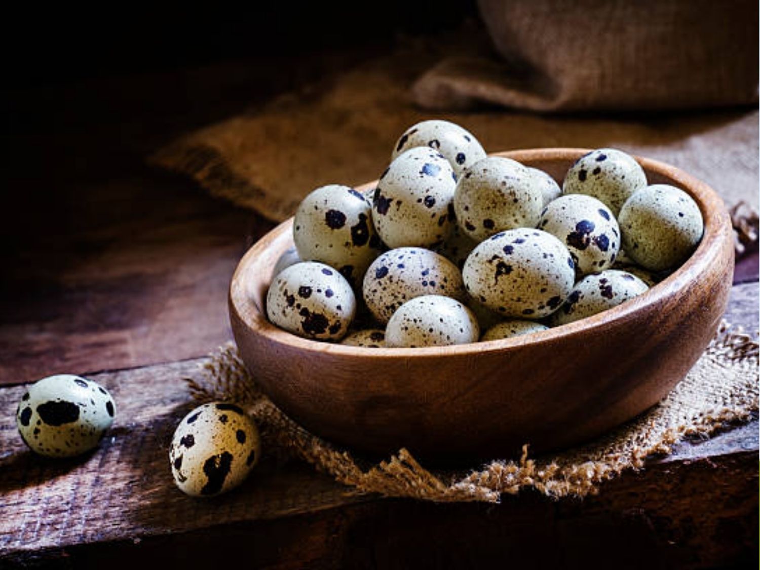 không nên ăn trứng cút sau nâng mũi vì trứng cút chứa thành phần tương tự trứng gà bình thường