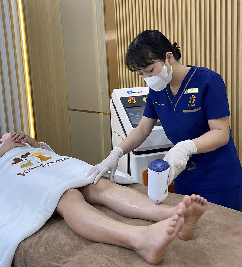 Khách hàng thư giãn khi được áp dụng liệu trình triệt lông bằng laser