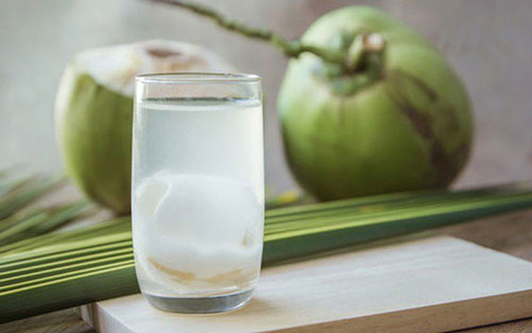 Nước dừa có tính mát và hỗ trợ đào thải mỡ hiệu quả
