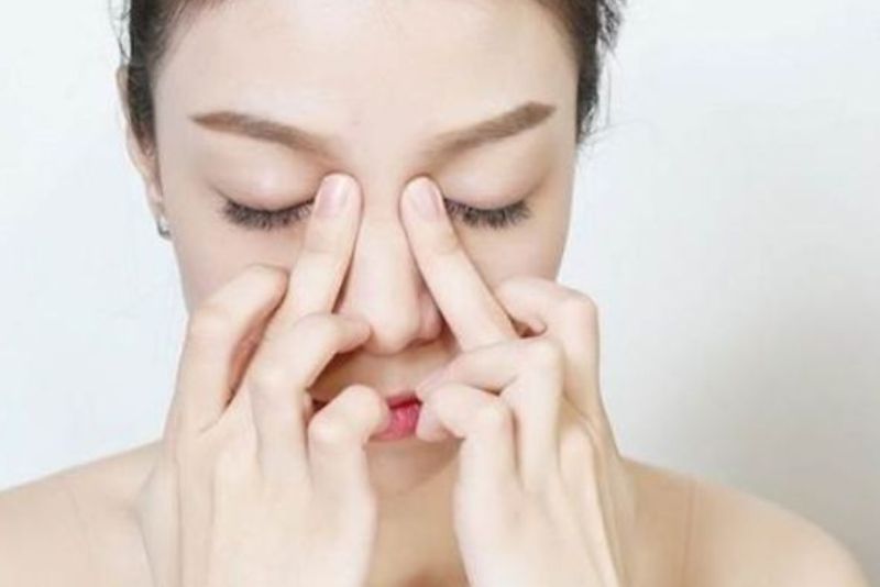 Thực hiện động tác massage dọc sống mũi
