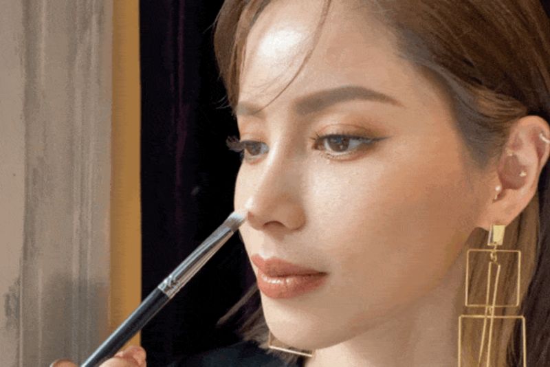 Trang điểm tạo khối là mẹo nhanh giúp mũi trông cao và thon gọn hơn