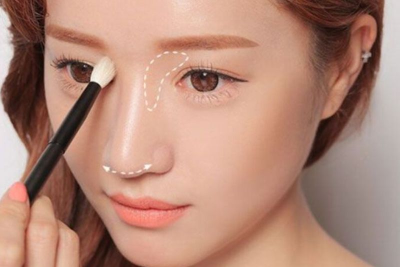 Trang điểm giúp đầu mũi nhỏ và thon gọn hơn nhờ vào kỹ thuật tạo khối