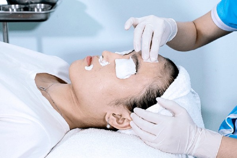 Dùng thuốc chuyên dụng để chấm lên mặt trị sẹo lõm lâu năm