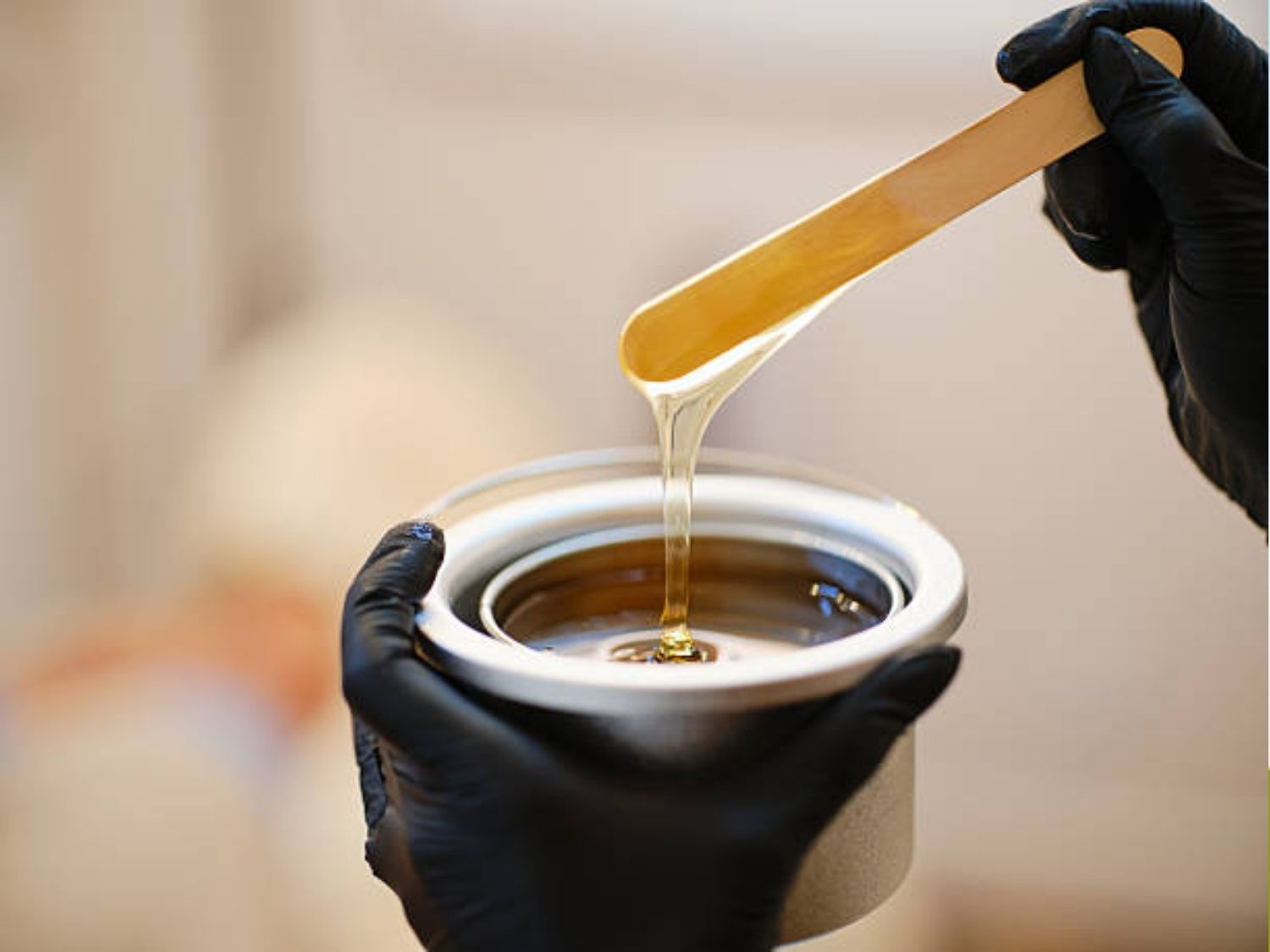 Wax lông an toàn cho mẹ vừa sinh đang cho con bú