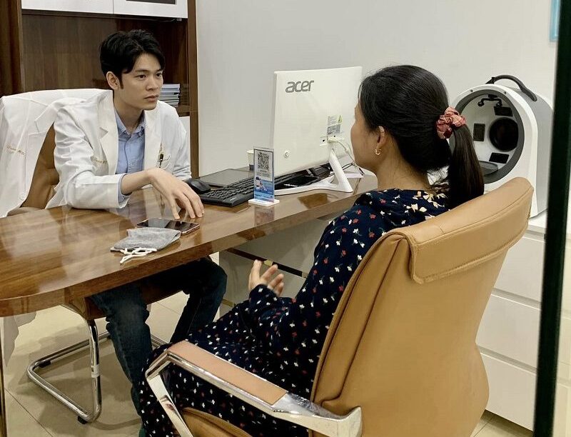 Trực tiếp bác sĩ chuyên khoa Da liễu thăm khám và điều trị cho khách hàng
