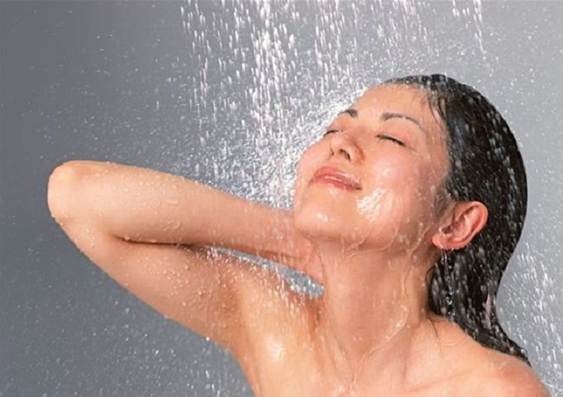Vệ sinh cơ thể hàng ngày, thay quần áo sạch sẽ