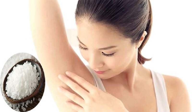 Phèn chua có công dụng khử mùi, hút ẩm vùng nách