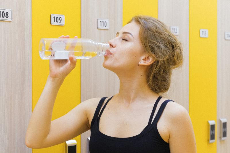 Uống đủ nước mỗi ngày sau nâng mũi
