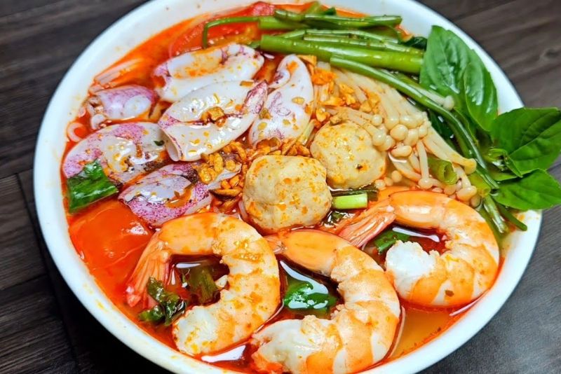 Tránh dùng bún kèm hải sản