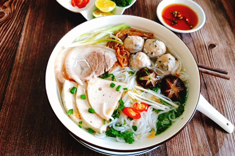 Chọn món bún đơn giản, ít gia vị để hỗ trợ quá trình hồi phục sau nâng mũi