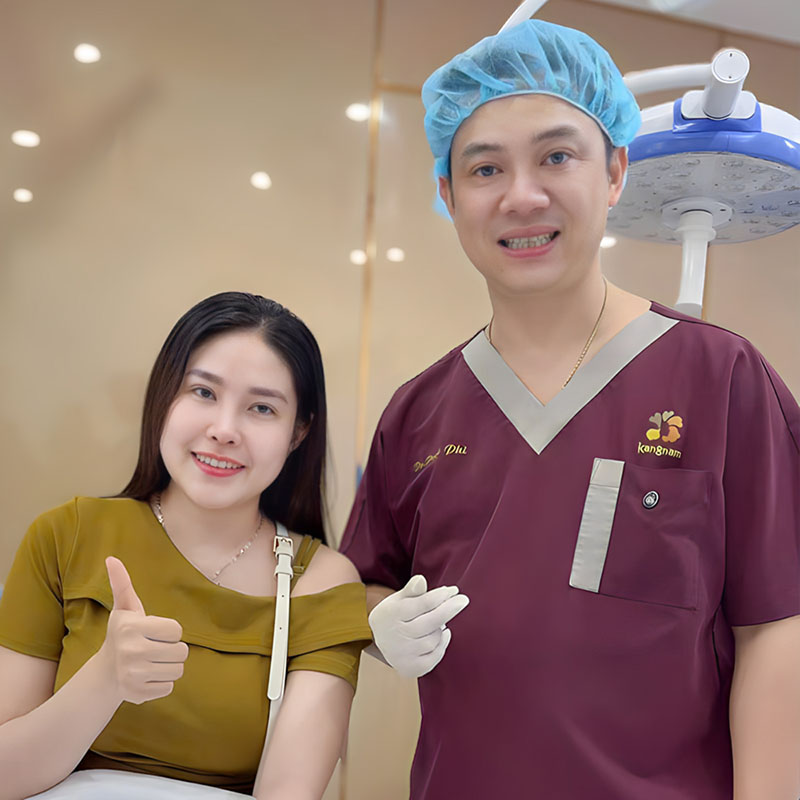 Bác sĩ đồng hành cùng khách hàng trong suốt quá trình nâng mũi