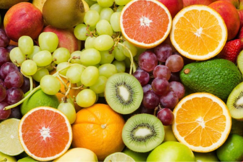 Các loại trái cây giàu vitamin C như cam, kiwi, dâu tây còn thúc đẩy sản sinh collagen