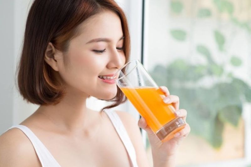 Tránh uống nước cam khi đói