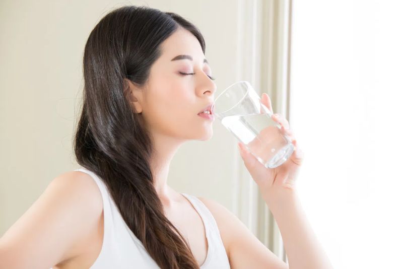 Uống nhiều nước sau nâng mũi giúp cơ thể thải độc và giữ độ ẩm cho da