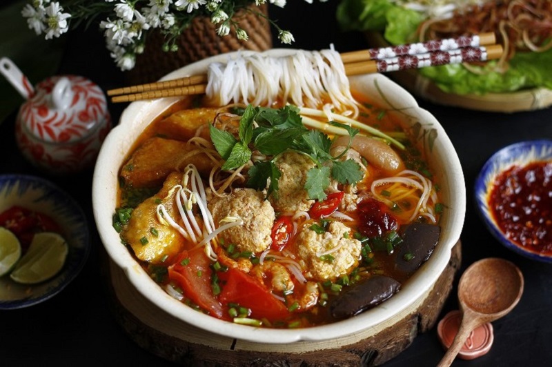 Không nên ăn bún riêu khi vừa nhấn mí
