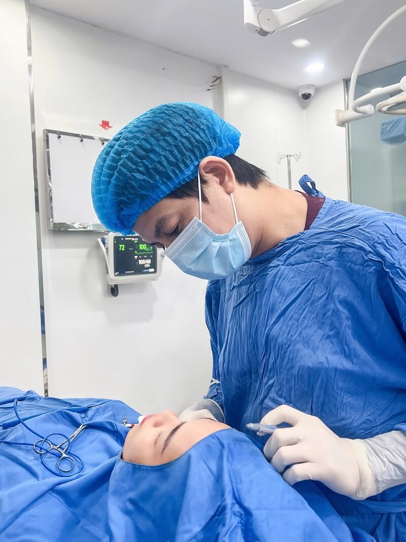 Thực hiện nhấn mí bởi bác sĩ có chuyên môn sẽ đảm bảo an toàn