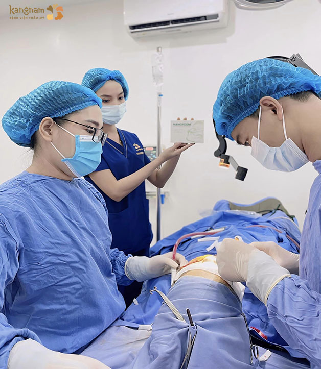 Khách hàng được gây tê và theo dõi sát trong suốt quá trình phẫu thuật